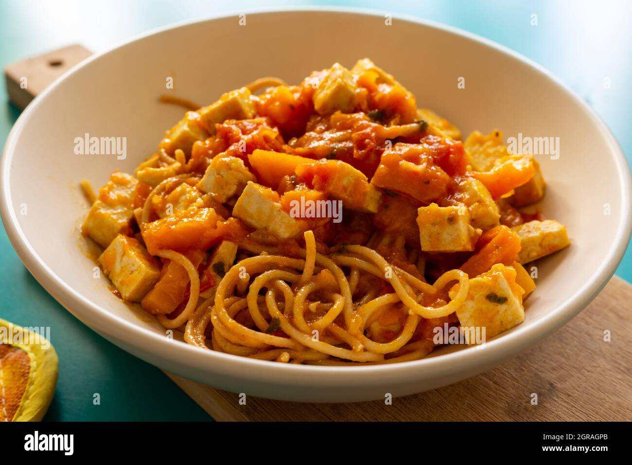 Espaguetis Pasta con salsa de pimientos y tofu. Ideal para un almuerzo  vegano Fotografía de stock - Alamy