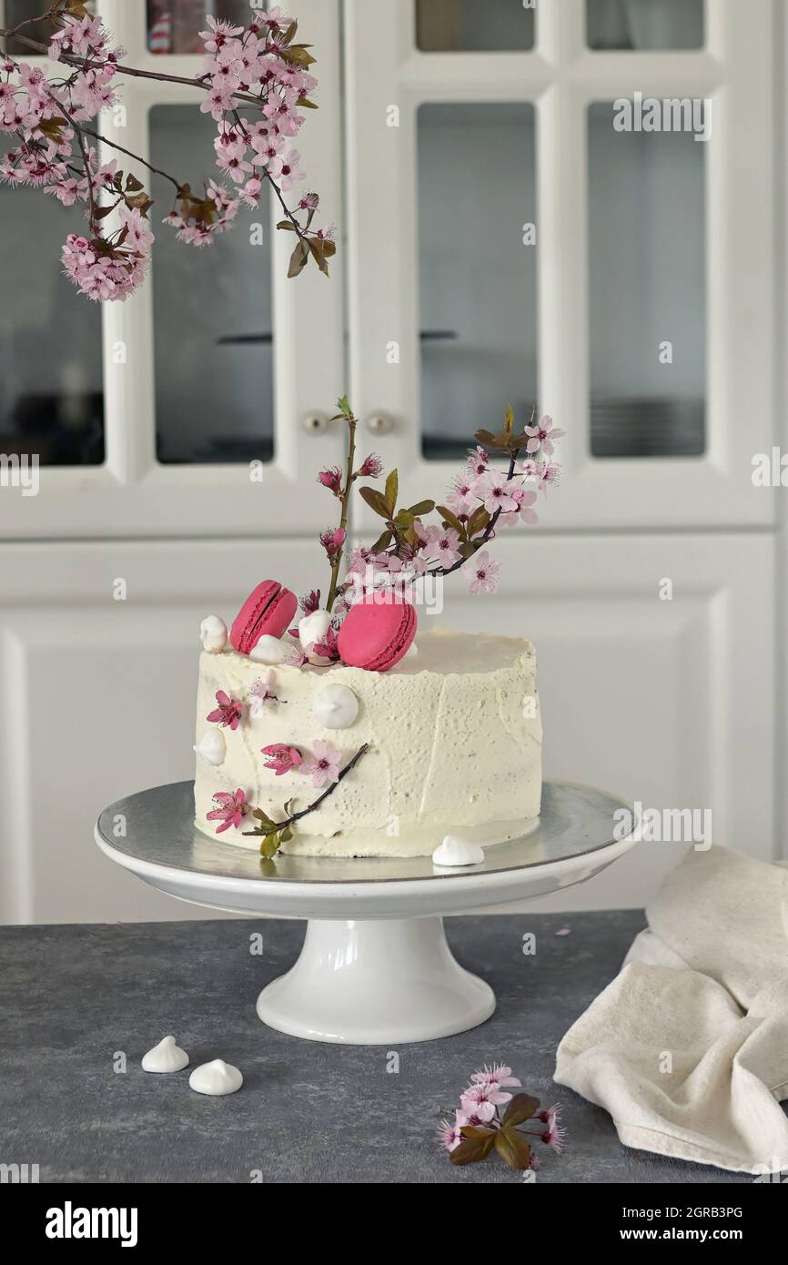 Pastel de aniversario de primavera decorado con flores y una copa de vino  Fotografía de stock - Alamy