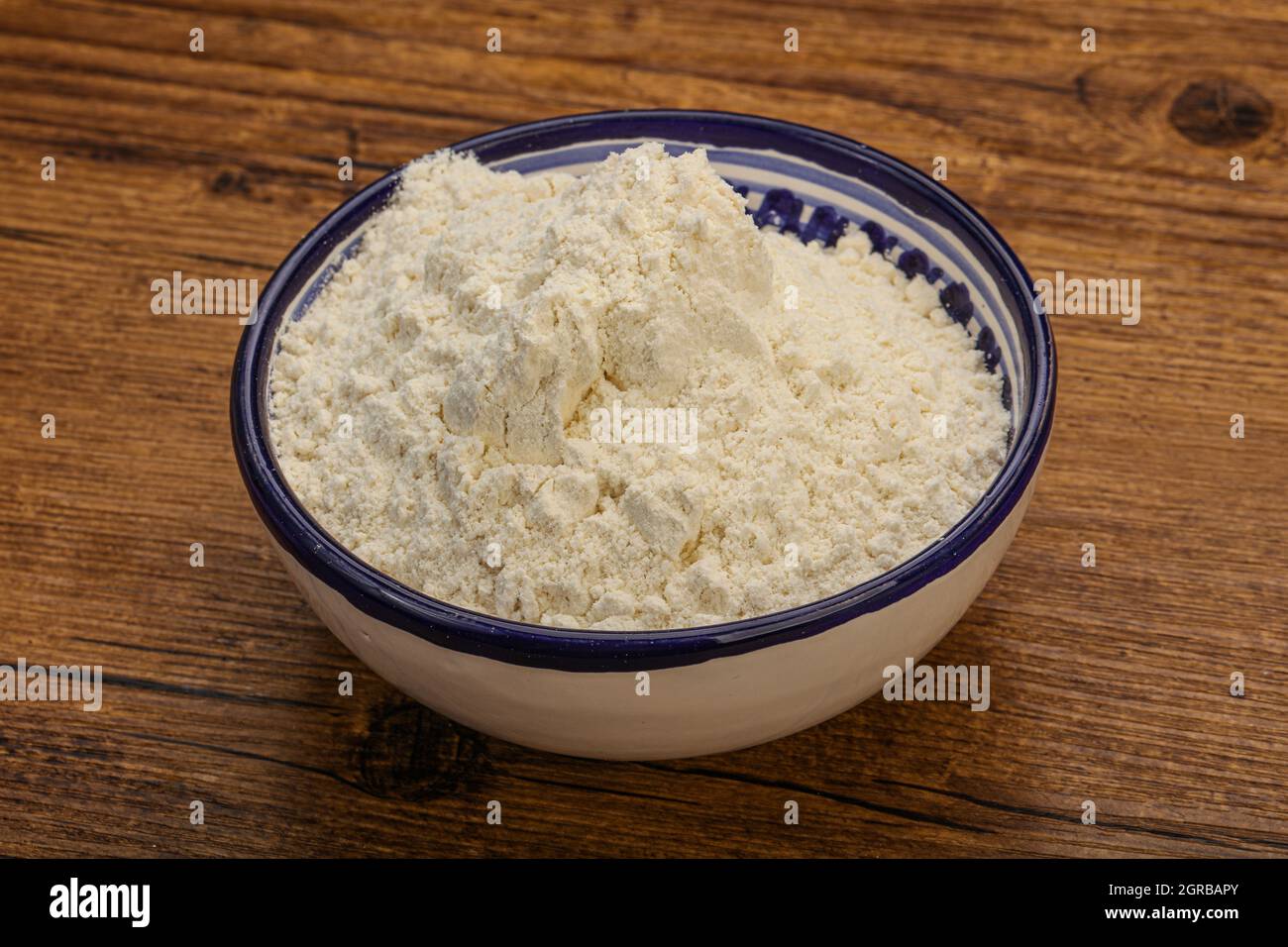 La harina de trigo se amontonan en el recipiente para cocinar Fotografía de  stock - Alamy