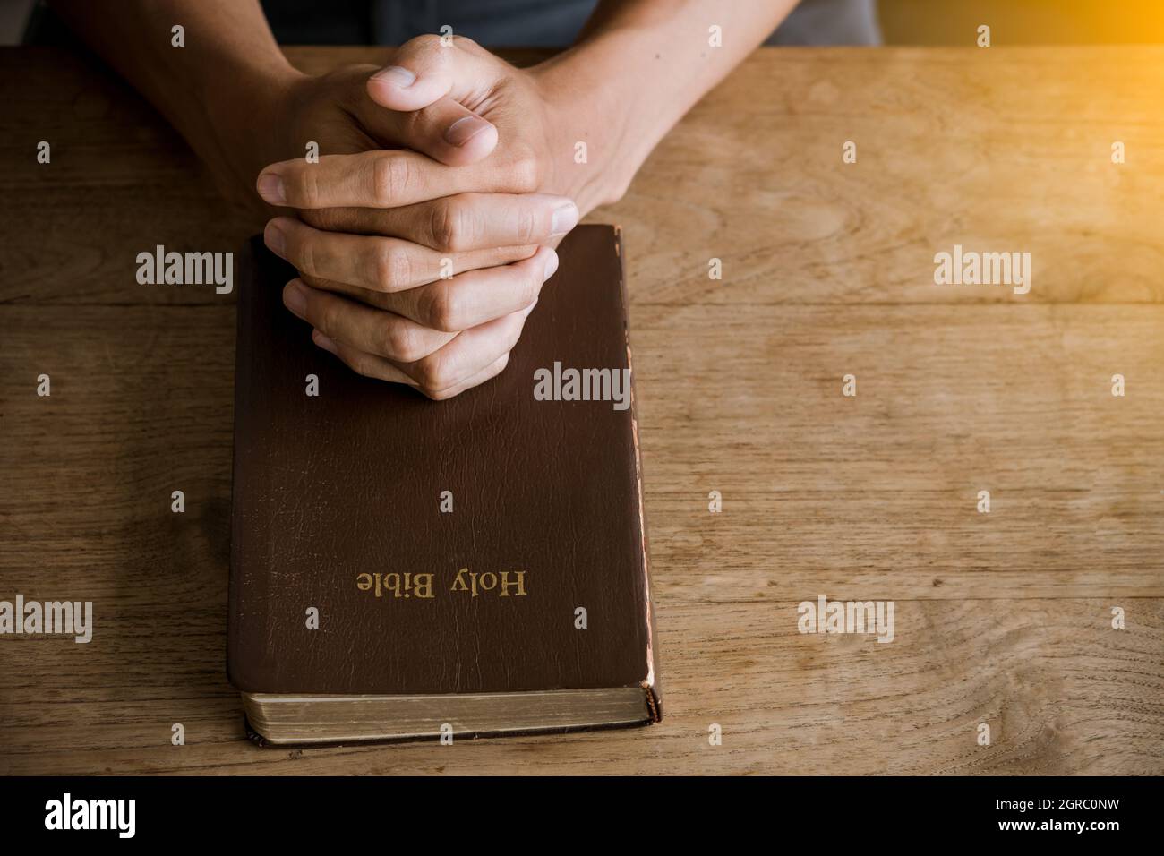 Hombre orando en la Biblia Fotografía de stock Alamy