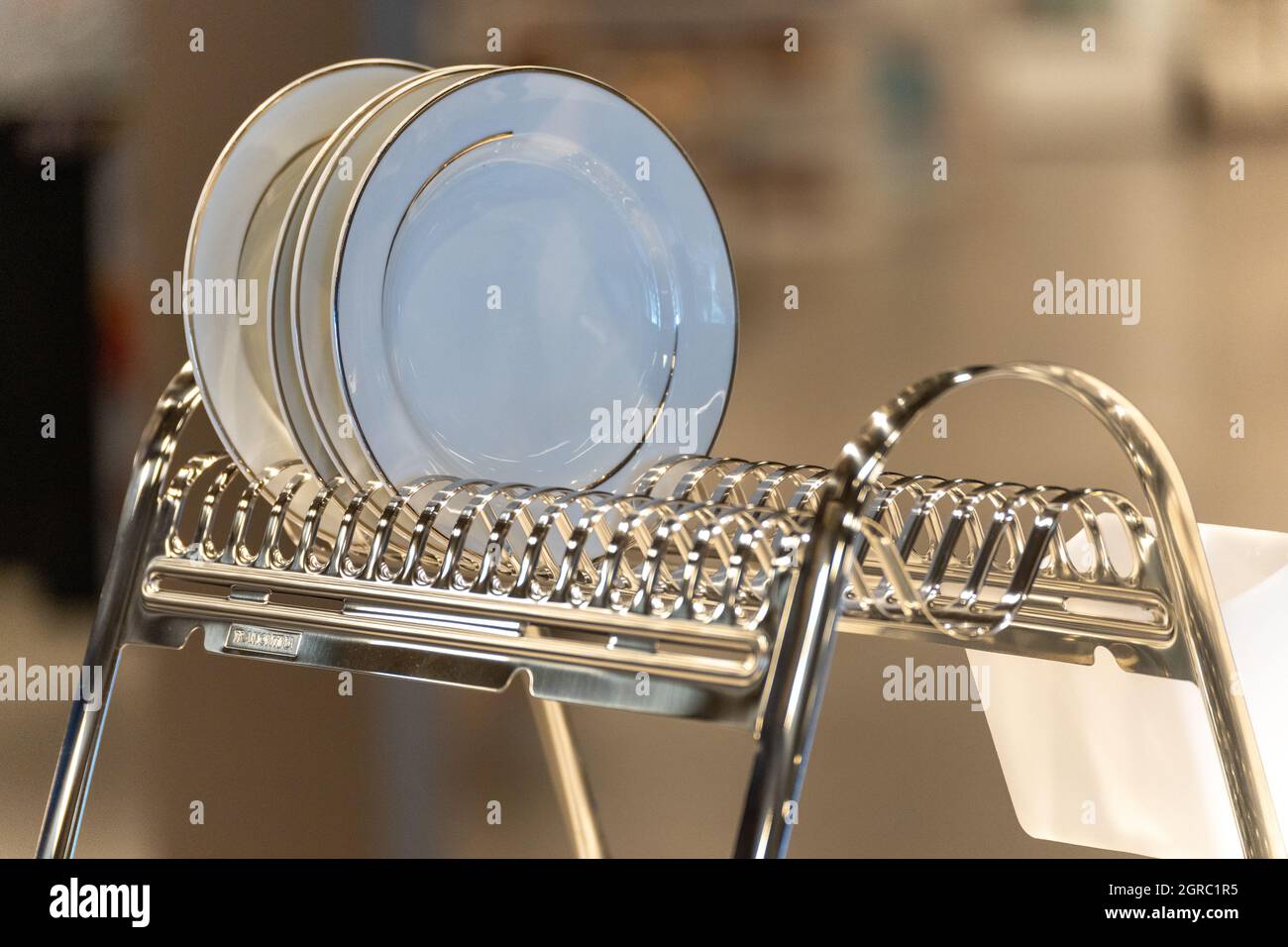 Significativo Sucediendo semestre Primer plano del separador metálico para platos de la mesa Fotografía de  stock - Alamy