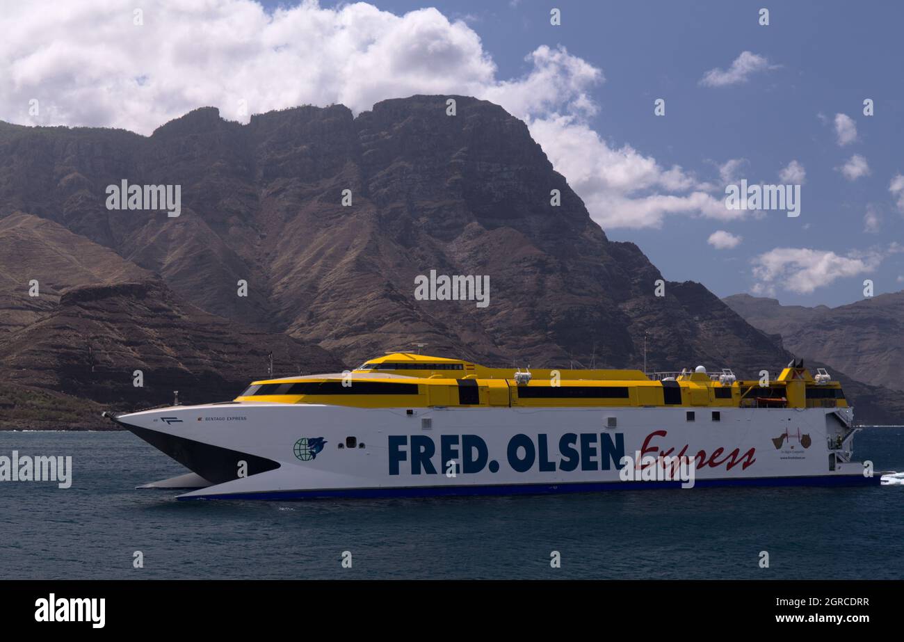 Puerto de Las Nieves, España - 17 de septiembre: El ferry Fred.Olsen  Express llega al puerto por una ruta regular de Santa Cruz de Tenerife -  Agaete Fotografía de stock - Alamy