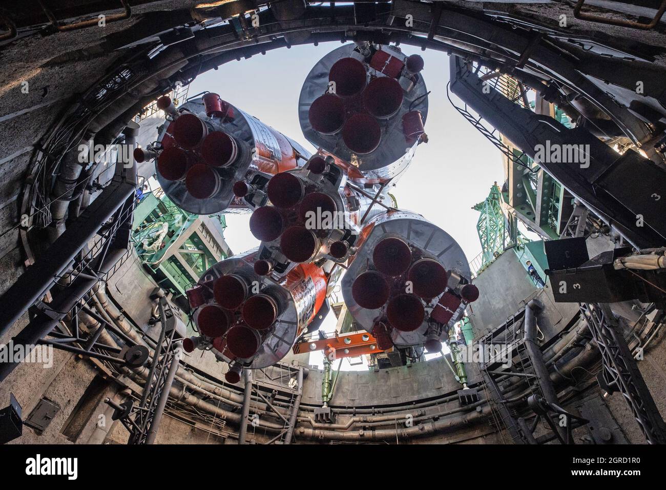 Kazajstan 1 De Octubre De 21 Se Instala Un Cohete Soyuz 2 1a En La Plataforma De Lanzamiento Del Cosmodromo De Baikonur Para La Mision Soyuz Ms 19 La Tripulacion De La Mision Que