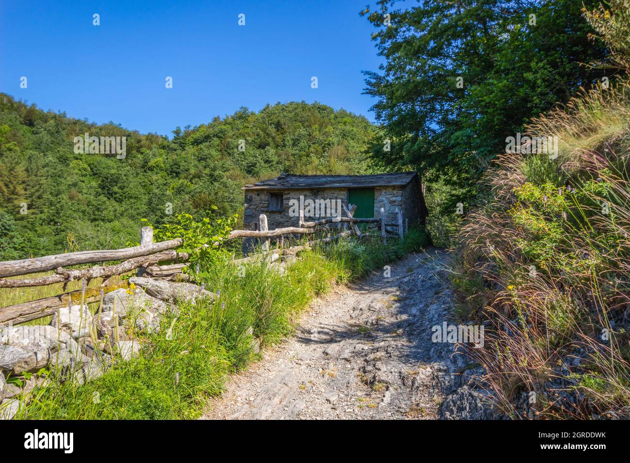 Casa de campo aislada en el camino del Monte Ramaceto en Liguria