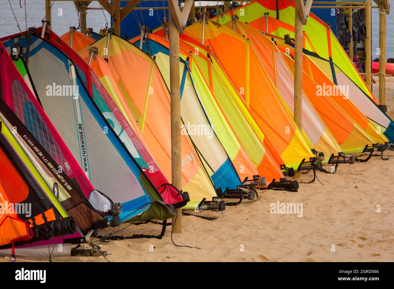 Coloridos canoas y velas, mástiles de vela Foto de stock