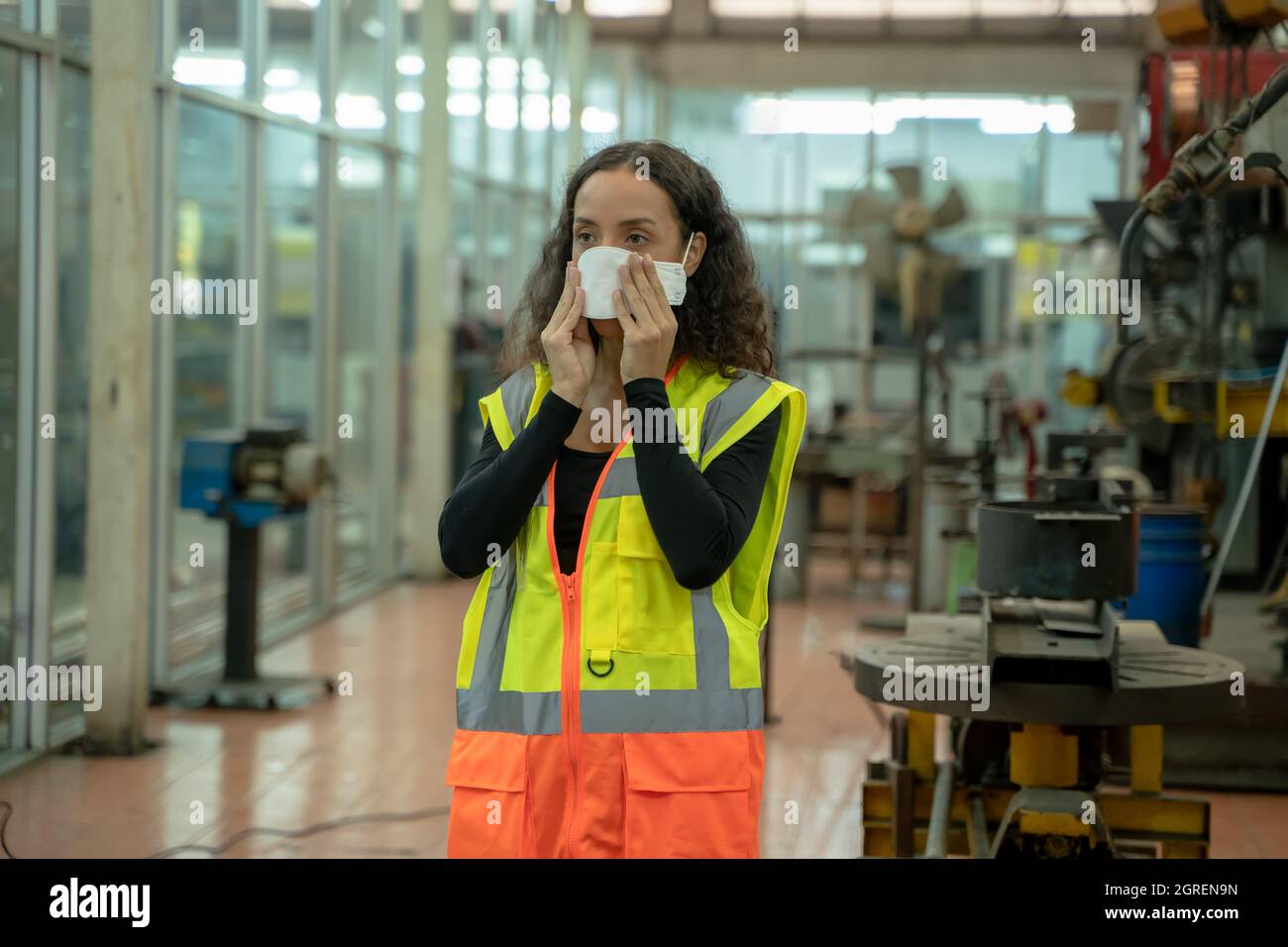 Ingeniero que usa máscara facial o máscara quirúrgica Trabaja en la fábrica durante la crisis del brote de coronavirus Foto de stock