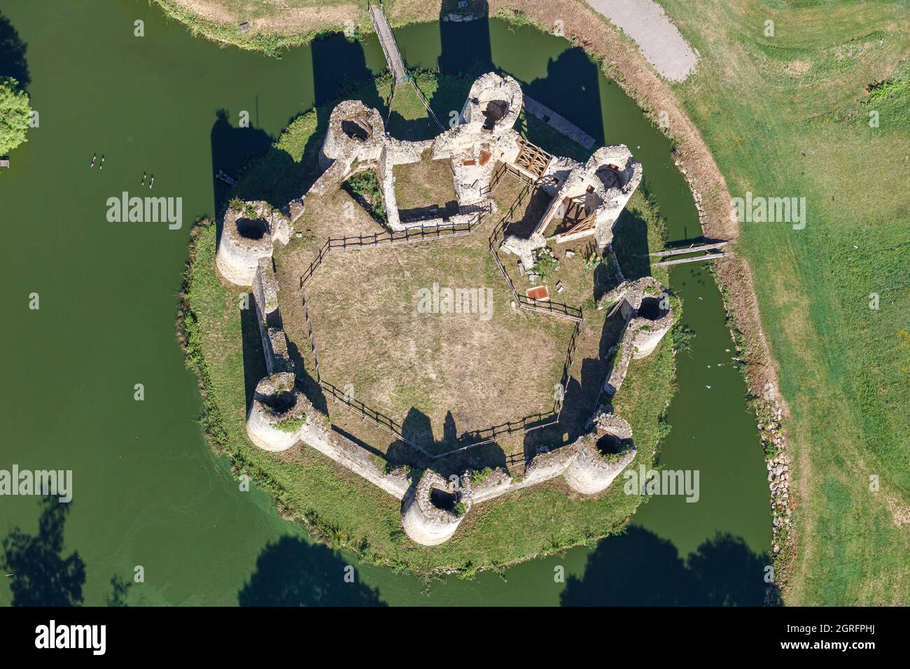 Francia, Vendée, Commequiers, el castillo rodeado de su foso (vista aérea) Foto de stock