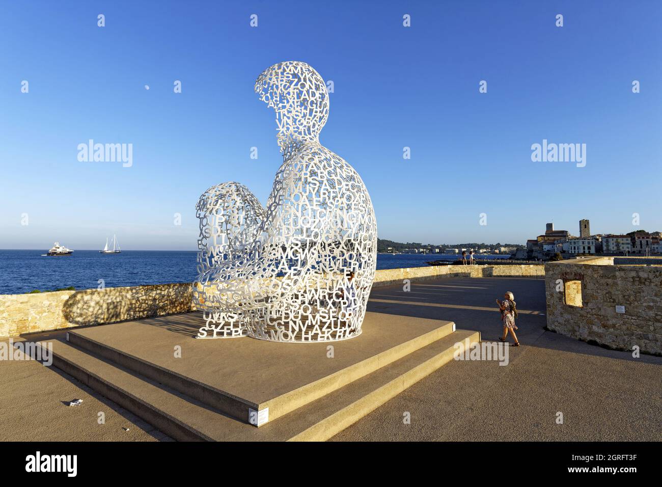 Francia, Alpes-Maritimes, Antibes, terraza del Bastión Saint-Jaume en el puerto Vauban, la escultura transparente el Nomad, creada por el escultor español Jaume Plensa, el busto formado por letras Foto de stock