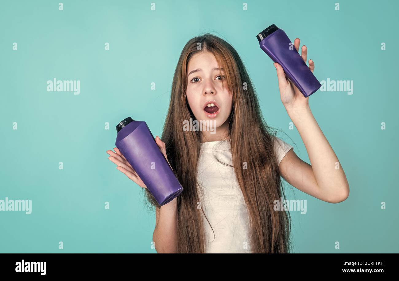 tiempo para el arreglo personal. fuerte y resistente. chica asombrada lista  para acondicionar el cabello con plancha para el pelo. chica limpiando el  cabello con champú. niño presentando la ducha Fotografía de