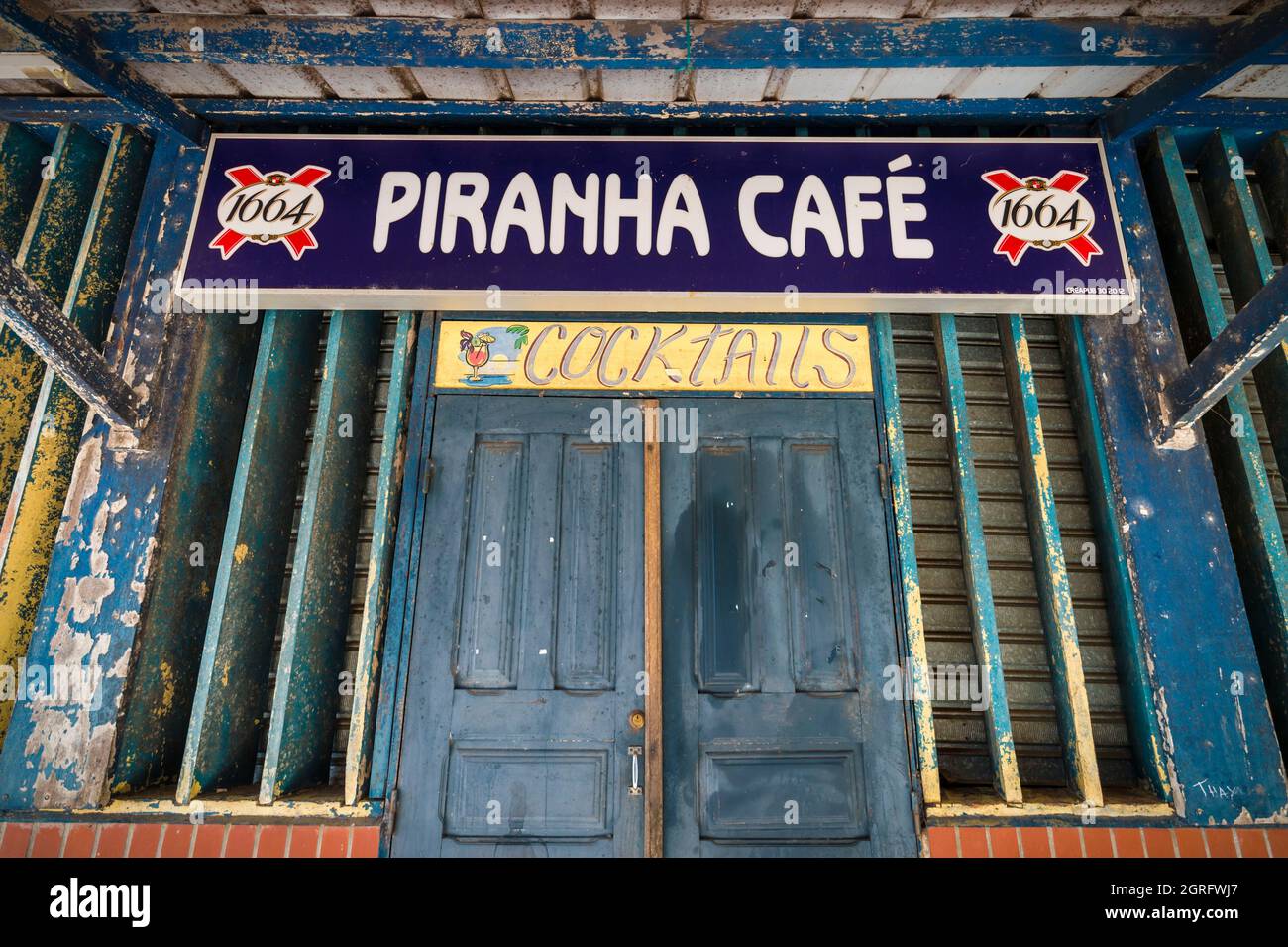 Francia, Guayana Francesa, Parc Amazonien de Guyane, Saint-Georges a orillas del río Oyapock, frontera natural con Brasil, aquí la tienda de la Piranha Café Foto de stock