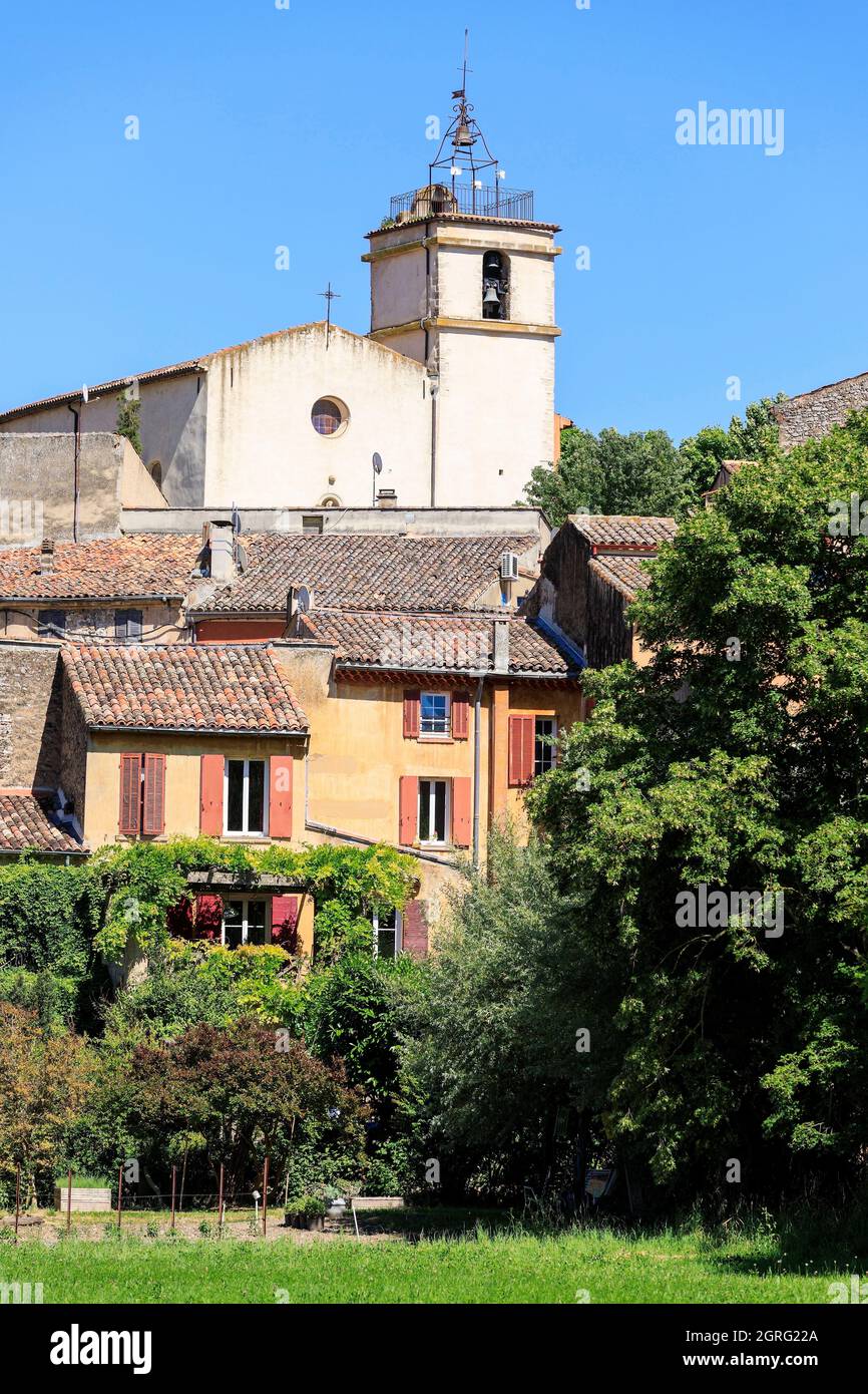 Francia, Var, Provenza Verte, Bras, vista del pueblo, Iglesia de la Asunción de Notre Dame Foto de stock