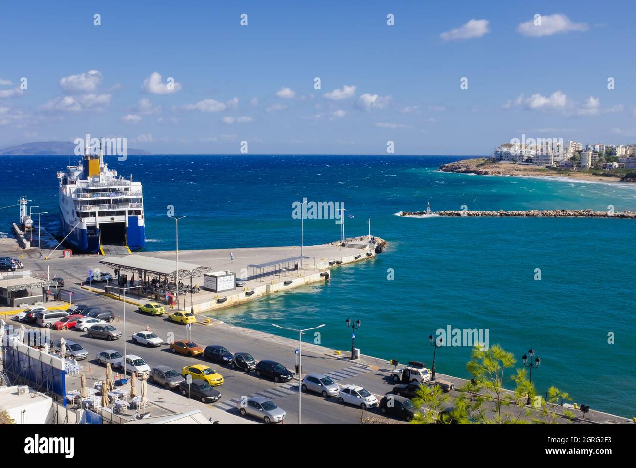 Puerto de Rafina, Grecia. El puerto de Rafina conecta Attica con islas  populares, como Mykonos, Andros, Tinos, Evia y está cerca del aeropuerto  Fotografía de stock - Alamy