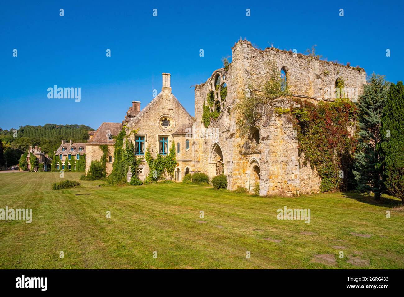 Francia, Yvelines, Parque Regional de la Haute Vallee de Chevreuse, Cernay la Ville, la abadía de Vaux de Cernay, antiguo monasterio cisterciense del siglo 11th con un hotel de lujo Foto de stock