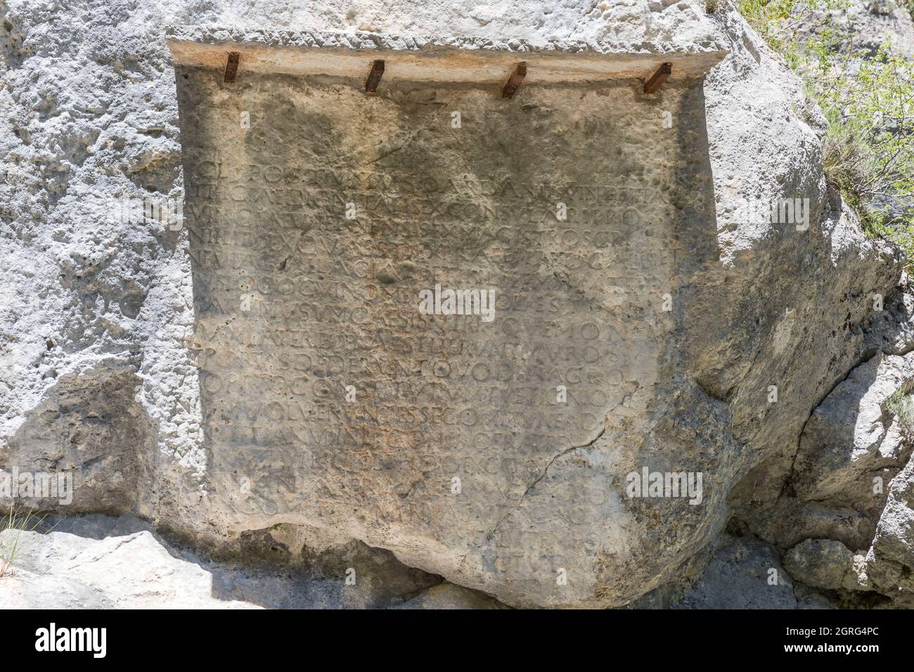 Francia, Alpes de Haute Provence, Reserva Natural Geológica de Haute Provence, Saint Geniez, Pierre Ecrite en el camino del tiempo Foto de stock