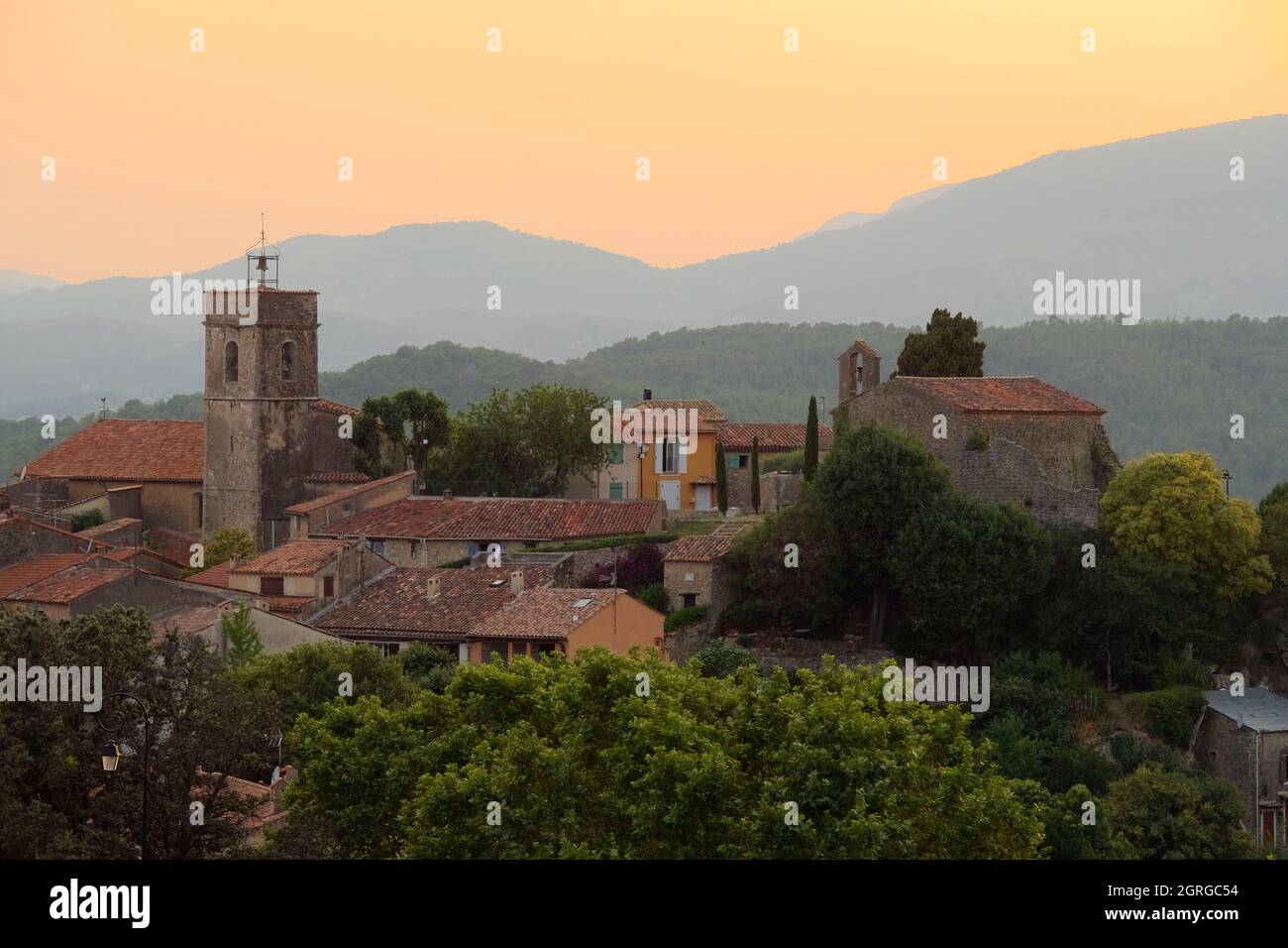 Francia, Var, Pays de Fayence, Montauroux pueblo con la Capilla de San Bartolomé Foto de stock