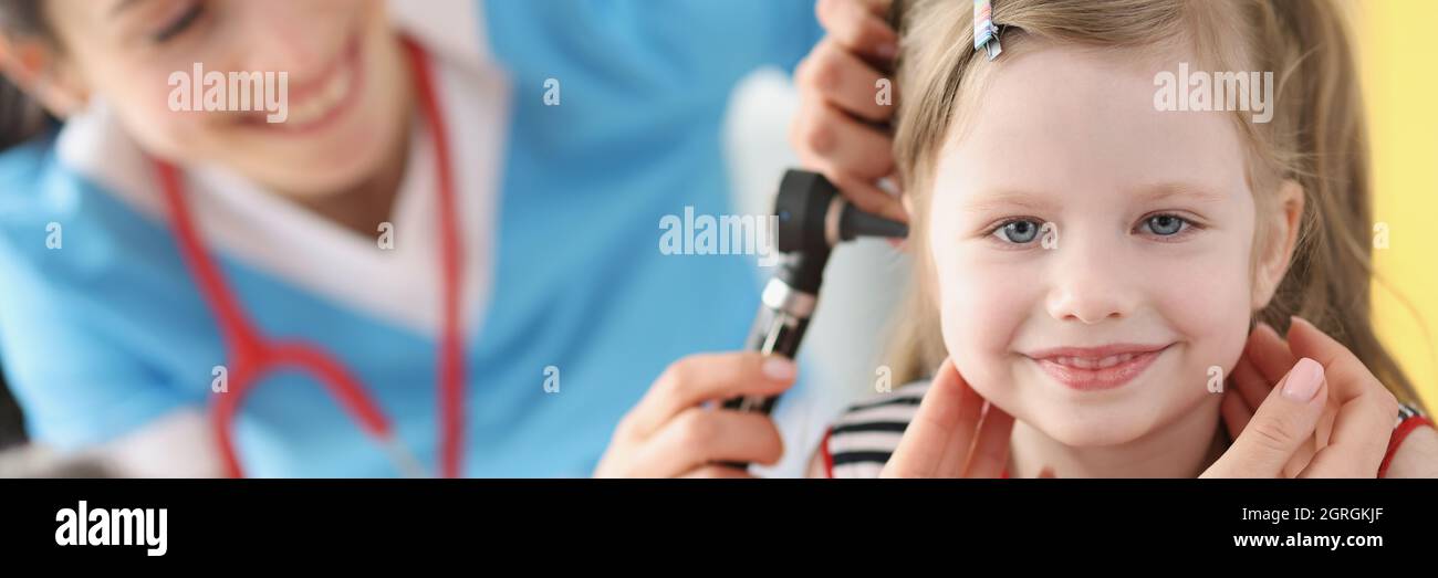 Niño con otitis media que asiste al otorrinolaringólogo pediátrico en el hospital Foto de stock