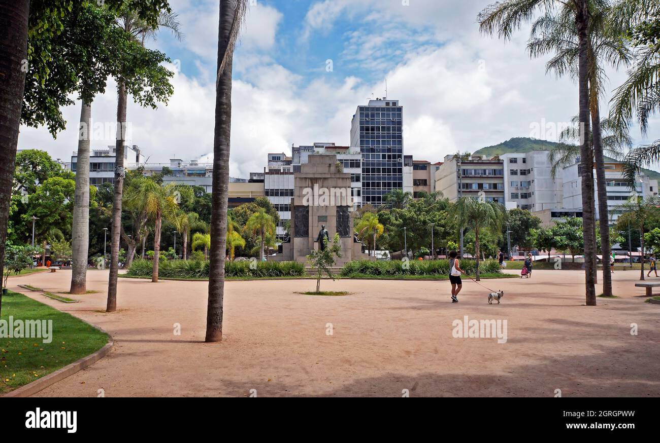 RÍO DE JANEIRO, BRASIL - 20 DE DICIEMBRE de 2019: Plaza Nossa Senhora da Paz, espacio público en el barrio de Ipanema Foto de stock