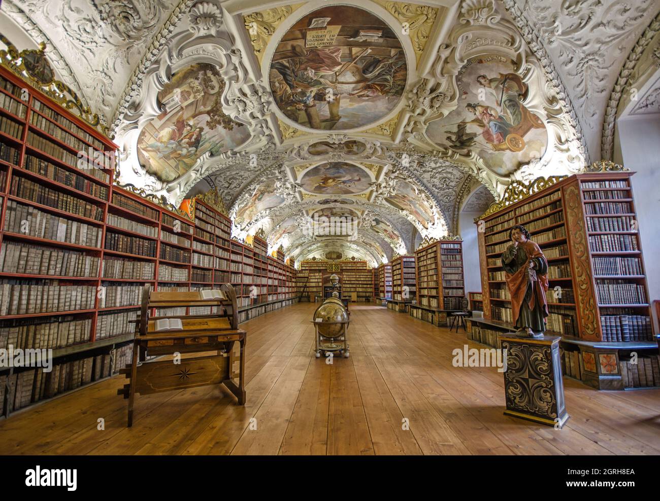 Praga, República Checa. Biblioteca del Monasterio de Strahov (Strahovsky Klaster) interior de una de las bibliotecas más hermosas del mundo Foto de stock