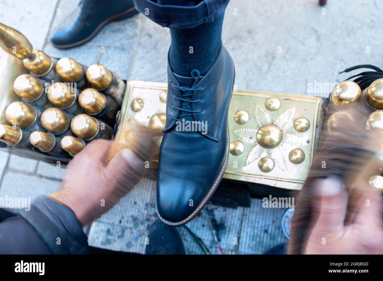Brillo de zapatos, zapatos sucios, zapatos negros, hombre de negocios,  pulimento, zapatero Fotografía de stock - Alamy