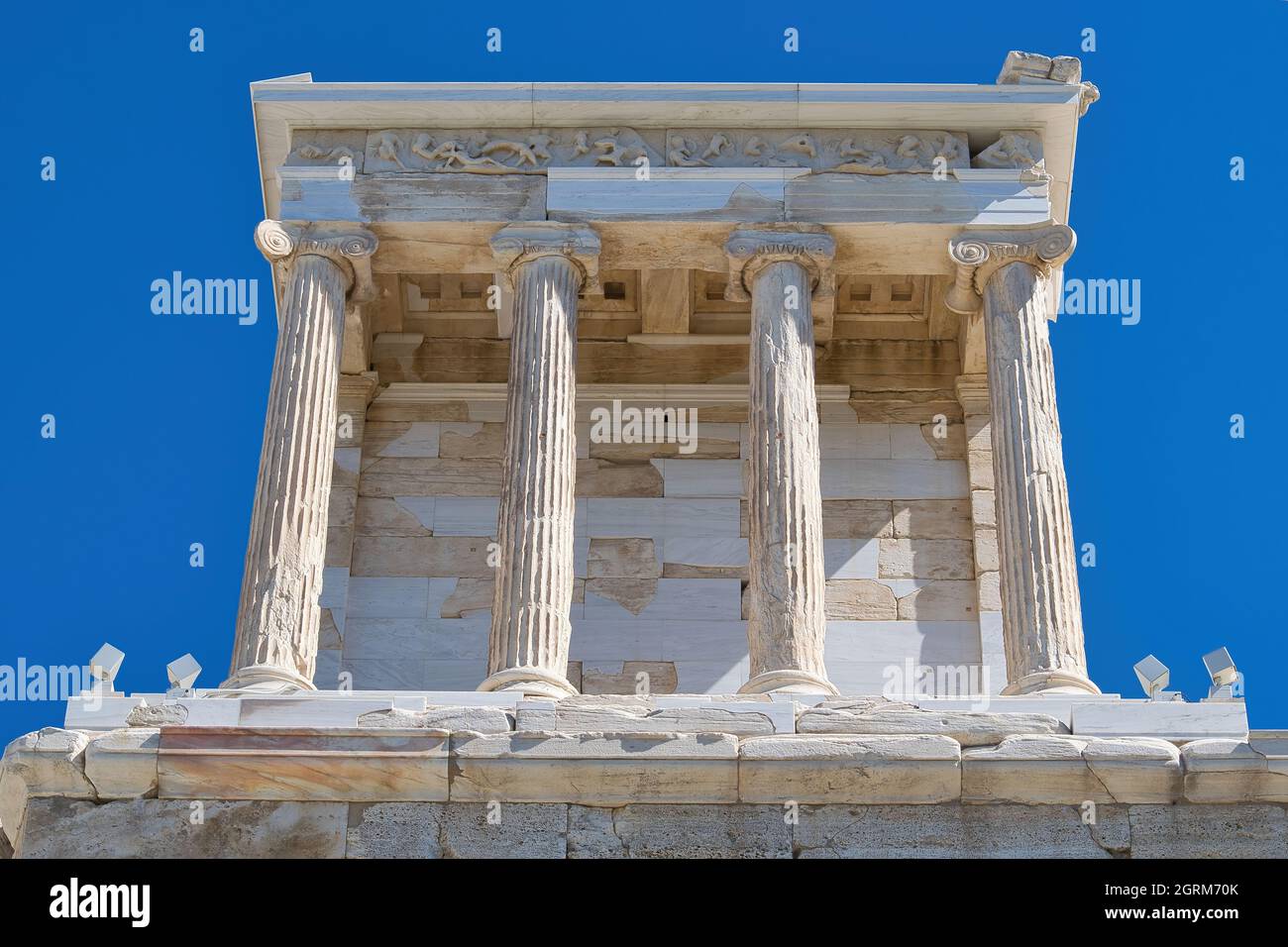 El Templo de Athena Nike o (como fue nombrado en la época romana) Templo de  Apteros Nike es un pequeño templo anfíproestilo Jónico en la Acrópolis de  Atenas Fotografía de stock -