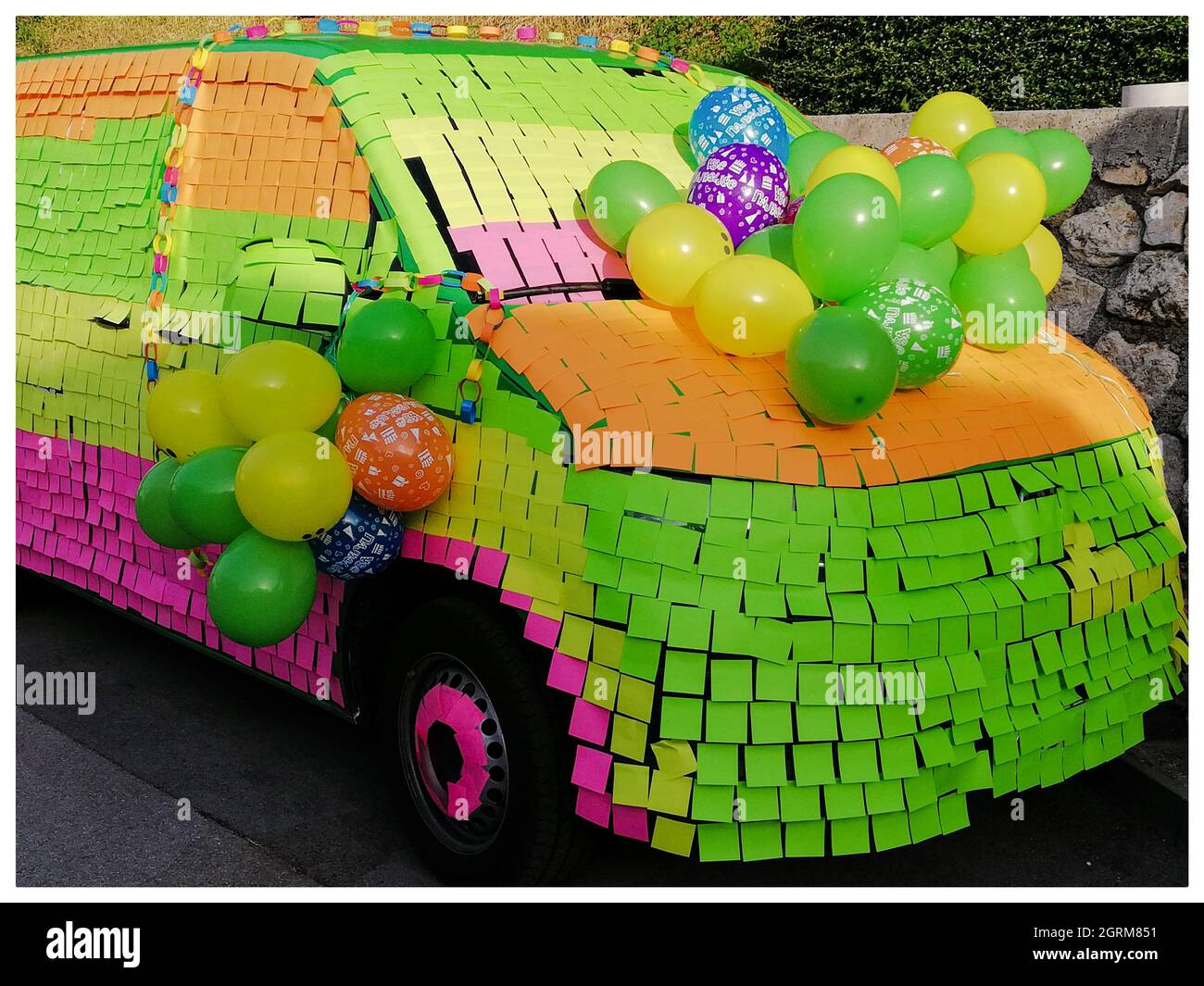 Primer plano del coche decorado con notas adhesivas y globos en el sendero  Fotografía de stock - Alamy