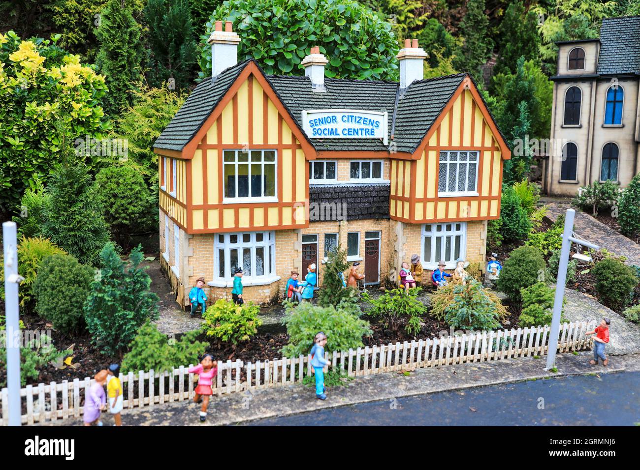 El centro social de la tercera edad en Babbacombe Model Village, Babbacombe, Torquay, Devon, Inglaterra, REINO UNIDO Foto de stock
