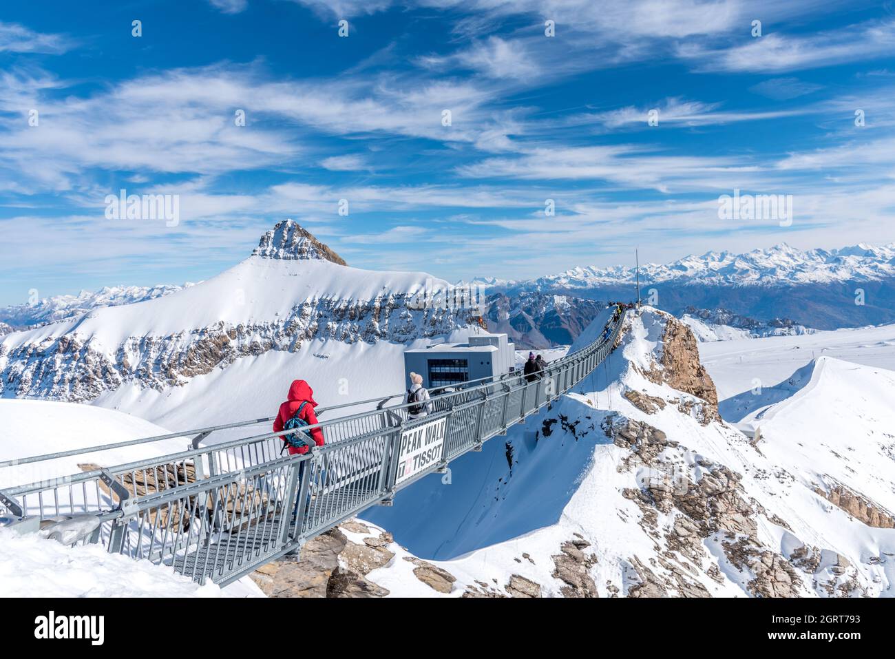 Glaciar 3000, Suiza, octubre de 31,2020::Personas caminando a lo largo del  puente peatonal a 3000 metros sobre el nivel del mar Fotografía de stock -  Alamy