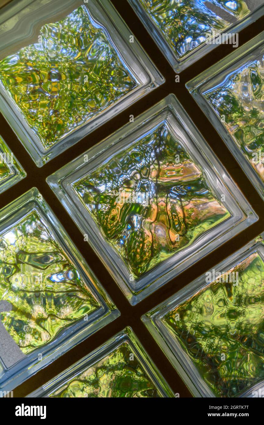 Fondo de baldosas de cristal iluminadas por el sol Fotografía de stock -  Alamy