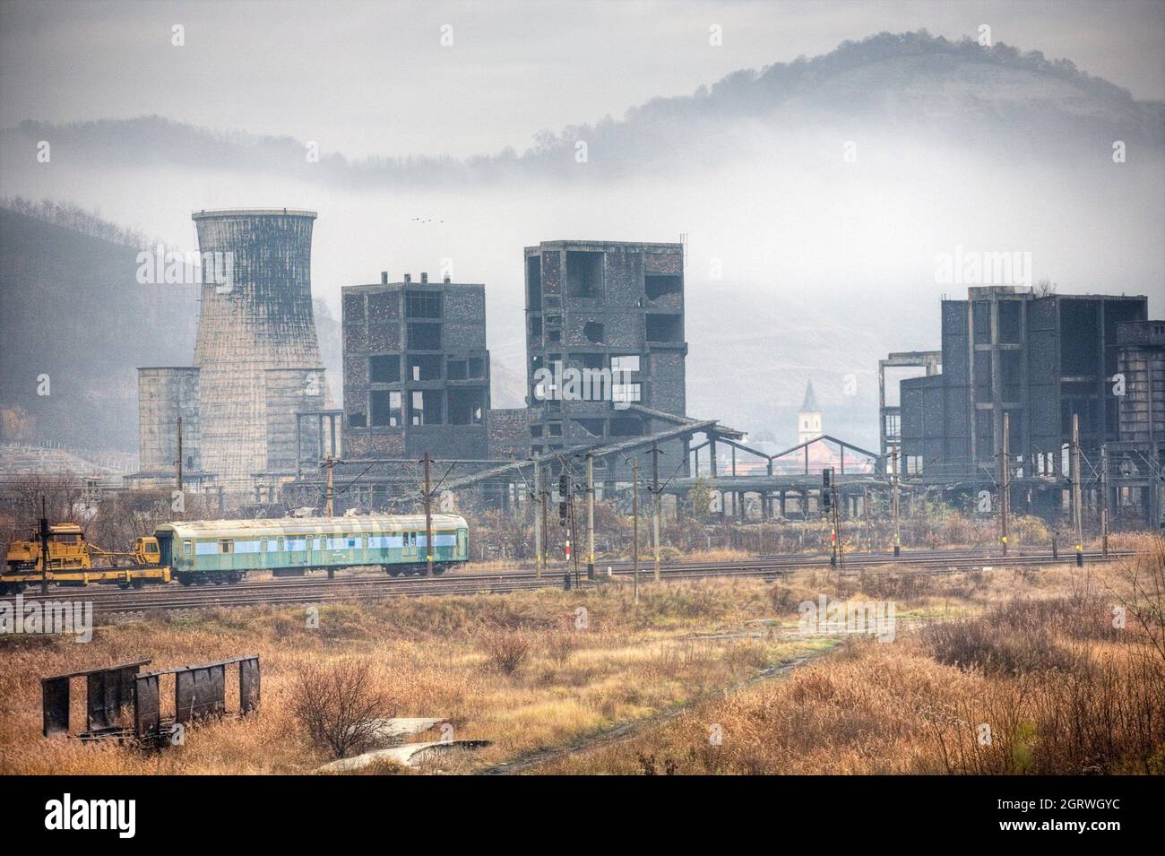 Abandonada y arruinada fábrica de carbono negro. Restos del comunismo en Copsa Mica, Rumania Foto de stock