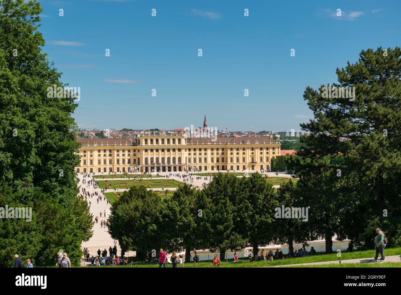 31 de mayo de 2019 Viena, Austria - Edificio palacio Schonbrunn entre jardines. Día de primavera nublado Foto de stock