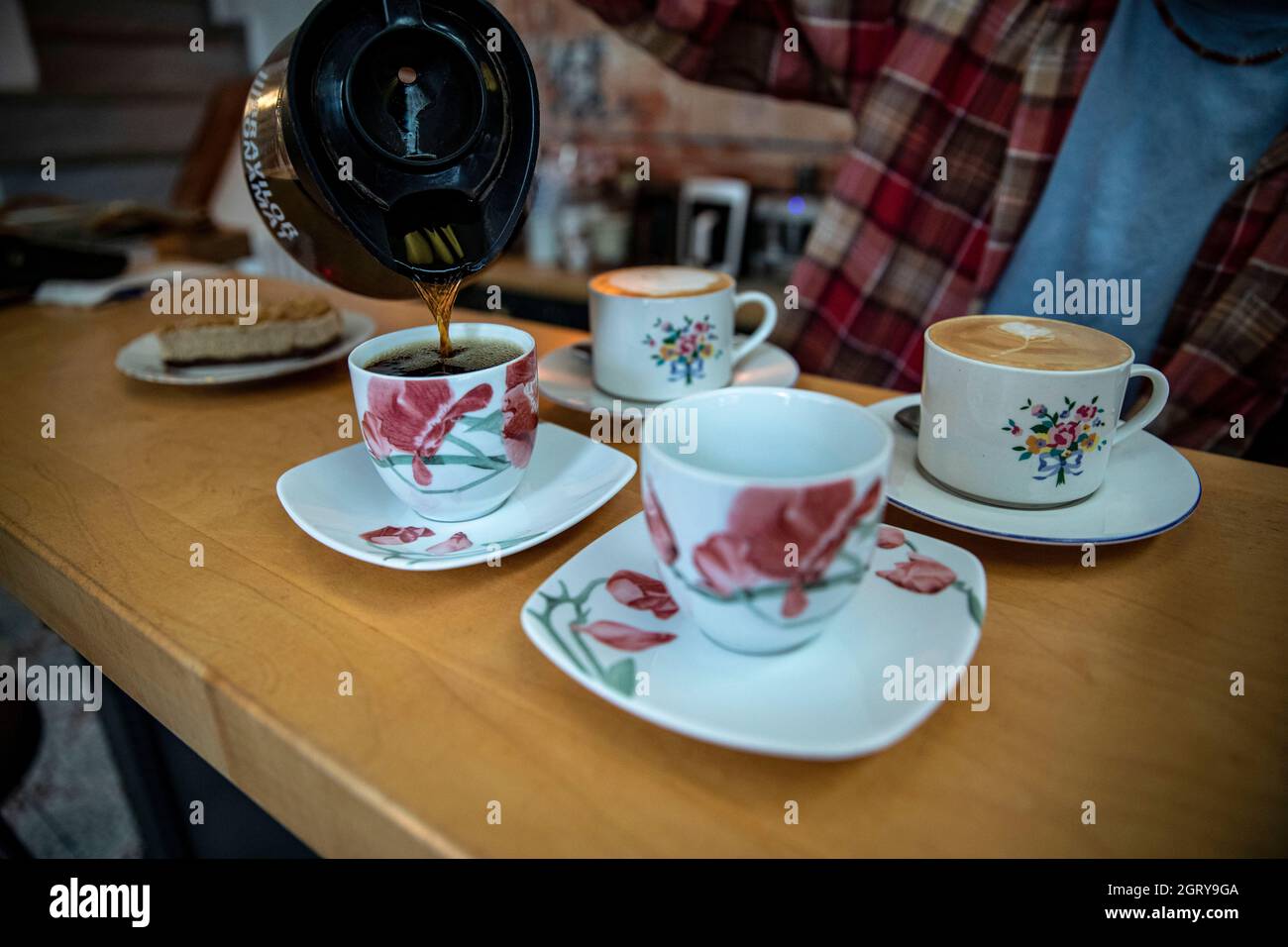 Estambul, Turquía. 01st Oct, 2021. Un hombre visto sirviendo el café  filtrado preparado en tazas durante el Día Mundial del Café. En el Día  Mundial del Café, Fahriye Cafe, ubicado en el