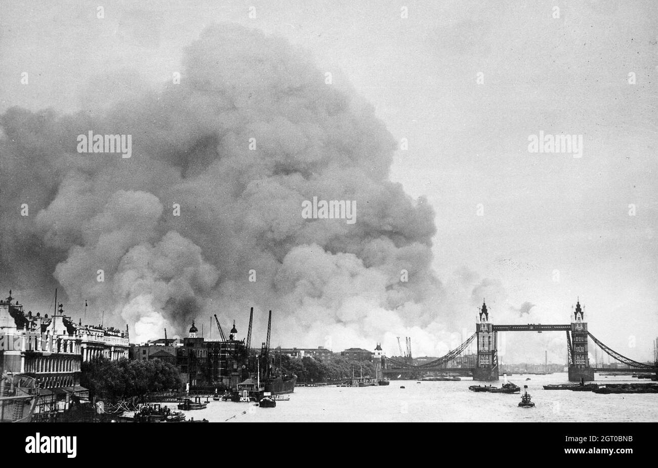 Vista a lo largo del río Támesis en Londres hacia el humo que se levanta desde los muelles de Londres después de una incursión aérea durante el Blitz. Después del bombardeo el 7 de septiembre Foto de stock