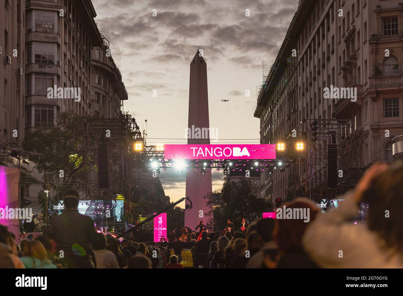 25 de septiembre de 2021, Argentina, Buenos Aires: Espectáculo nocturno en la última ronda del Campeonato Mundial de Tango. Foto de stock