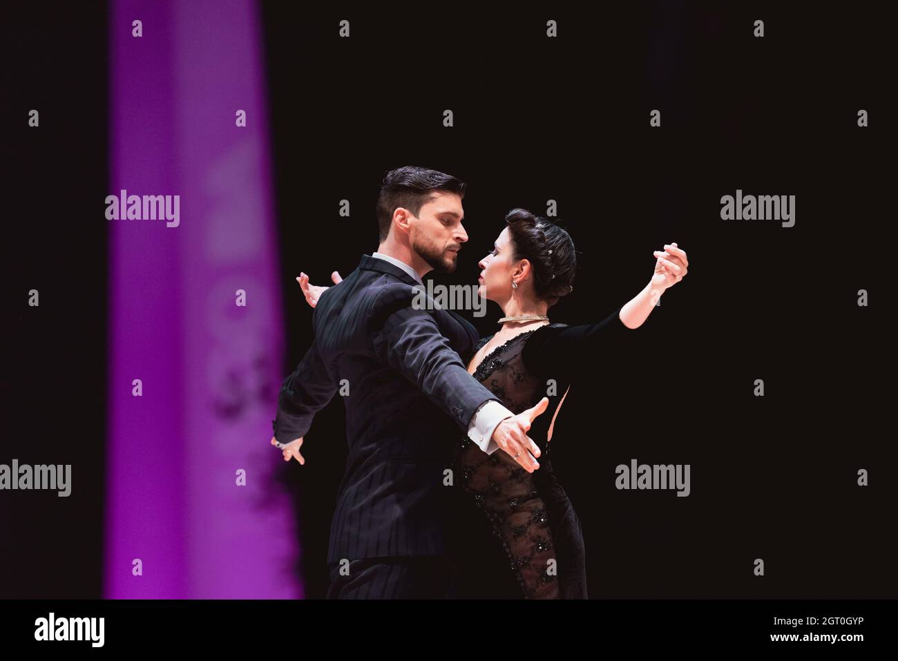 25 Septiembre 2021, Argentina, Buenos Aires: Pedro Zamin y Florencia Méndez durante la última ronda del Campeonato Mundial de Tango. Foto de stock