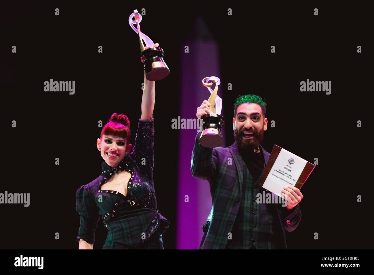 25 de septiembre de 2021, Argentina, Buenos Aires: Emmanuel Casal y Yanina Muzyka celebran después de ganar el primer lugar en la Final del Escenario Tango. Foto de stock