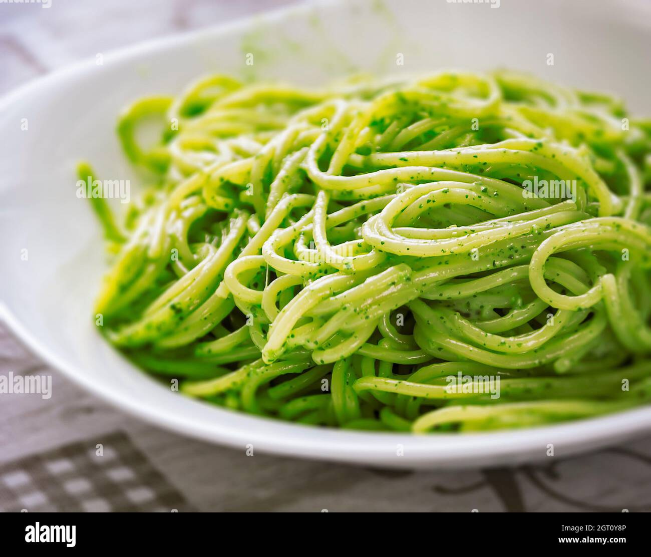 Un plato de espagueti con salsa de pesto, receta original de Liguria,  Italia Fotografía de stock - Alamy