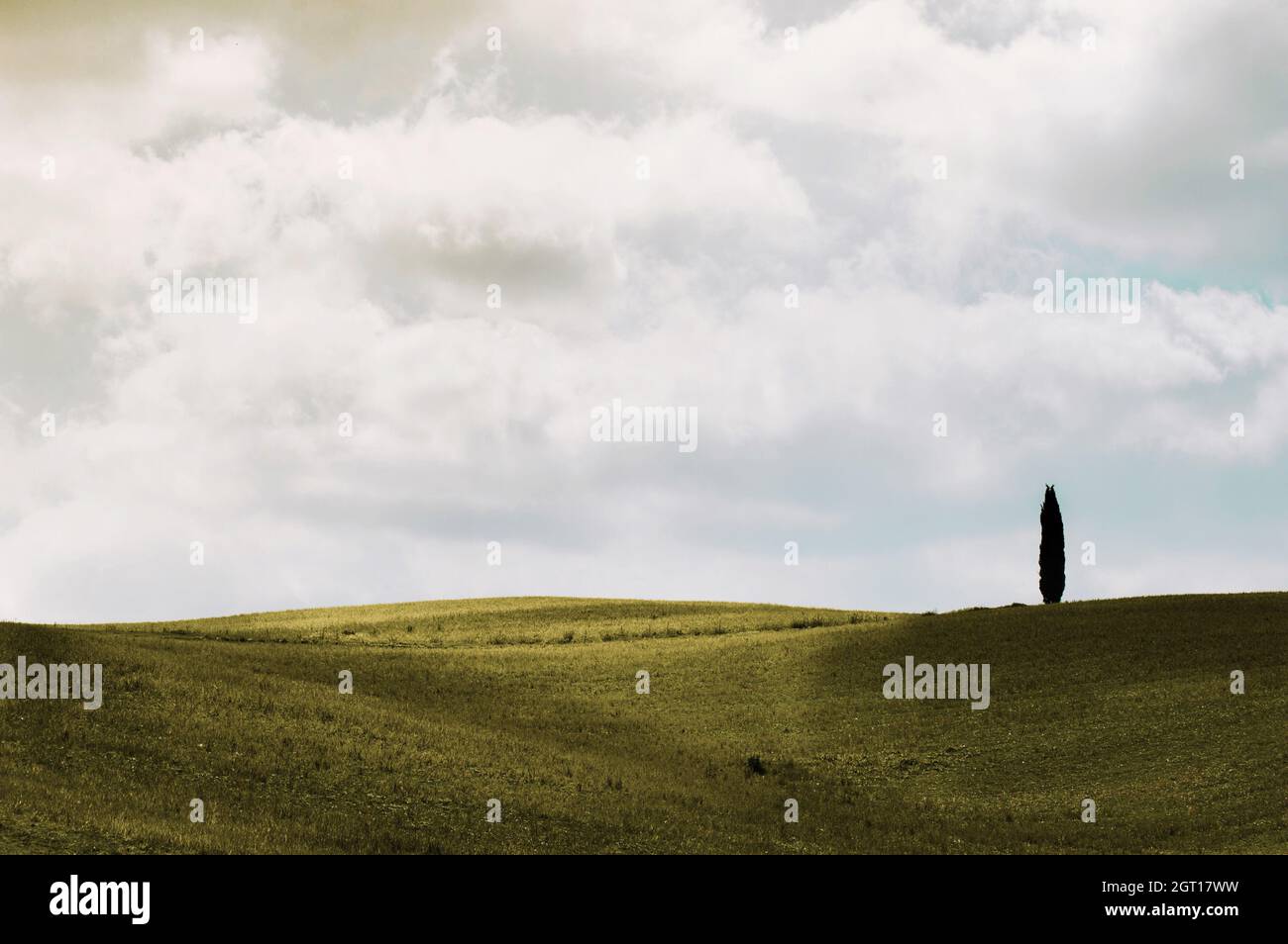 Vista trasera del hombre sobre el paisaje permanente contra el cielo nublado Foto de stock