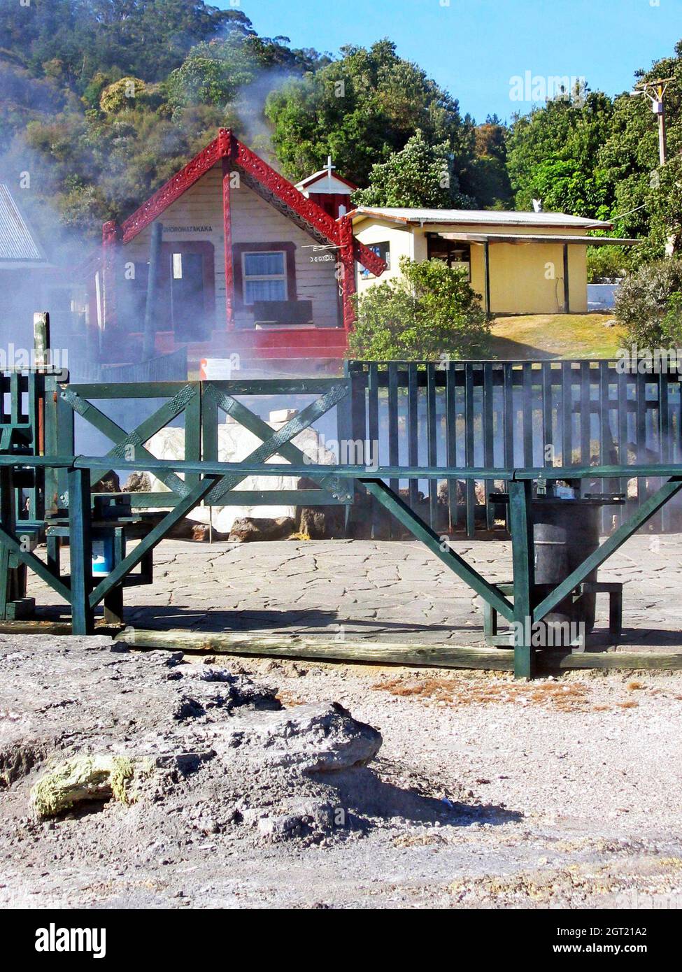 Whaka Village, una aldea maorí viva en Rotorua, Nueva Zelanda, es una atracción turística mientras que es el hogar de muchas familias. La principal atracción es el paisaje geotérmico en el que los residentes viven de manera sostenible con los elementos naturales como parte de su vida diaria. La cocina, el baño y las actividades recreativas se realizan respetando y trabajando con los elementos geotérmicos de sus alrededores. Foto de stock