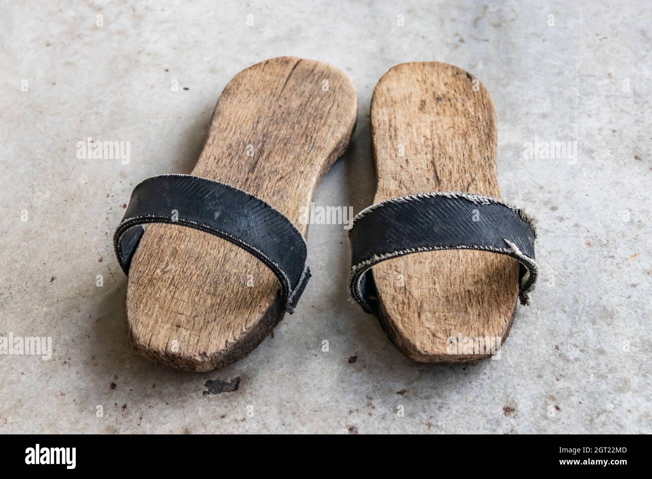 Destruir moral también Un par de chanclas para baño turco.zapatos con una suela gruesa de madera  Fotografía de stock - Alamy