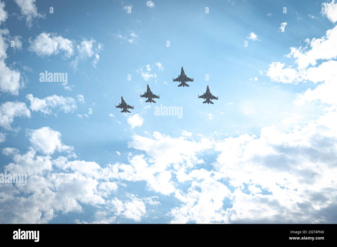 Cuatro Falcons de Combate de la Fuerza Aérea de los Estados Unidos F-16 asignados al ala de combate 56th se elevan en formación el 17 de septiembre de 2021, sobre la Base de la Fuerza Aérea de Luke, Arizona. El sobrevuelo tuvo lugar durante la ceremonia de clausura de la carrera de vigilia de 24 horas POW/MIA. El FW 56th celebra este evento anualmente en observancia del Día Nacional de Reconocimiento POW/MIA para honrar y recordar a aquellos que soportaron el cautiverio enemigo y aquellos que hicieron el sacrificio supremo y aún no han retornado a casa. Foto de stock
