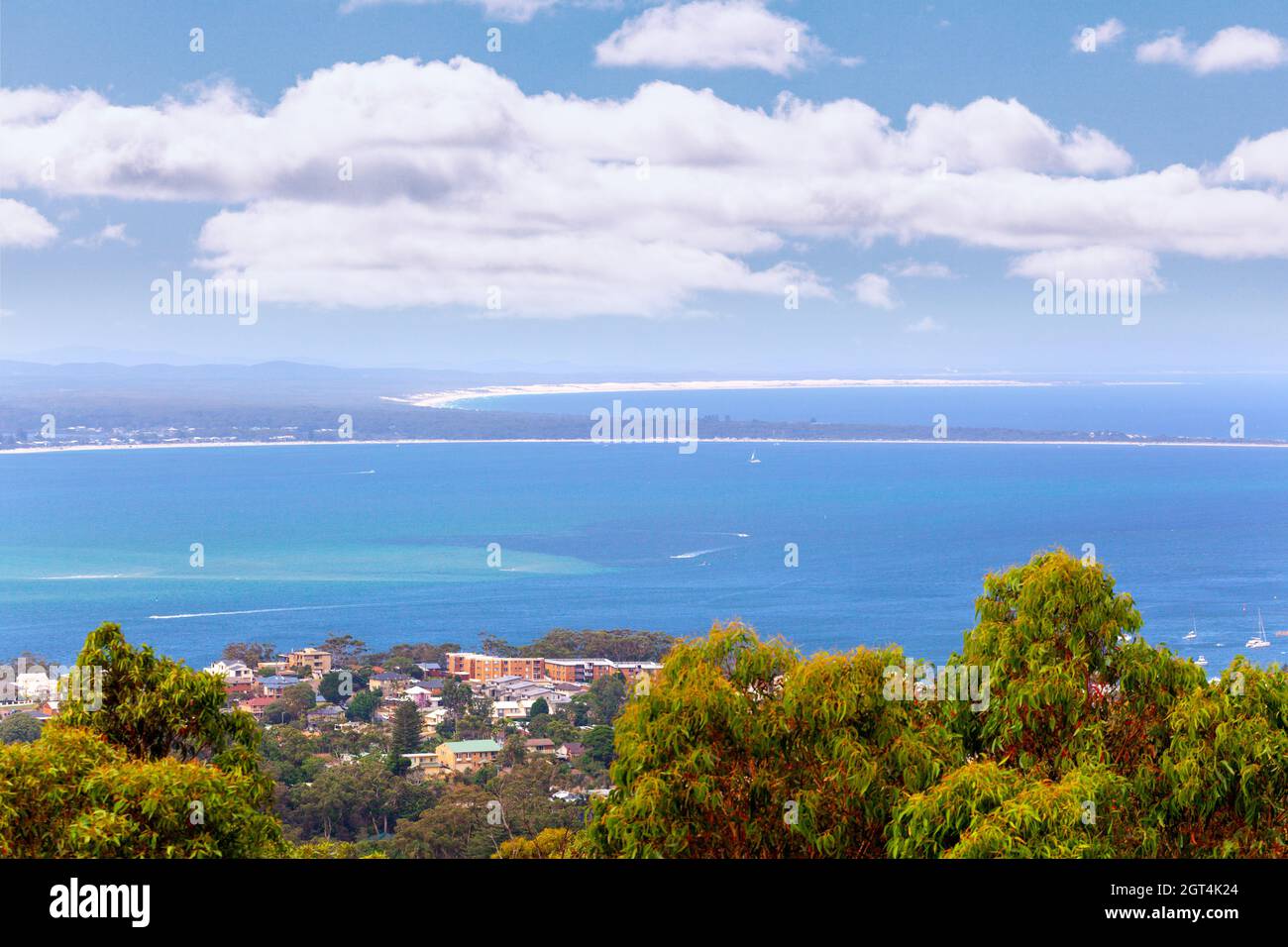 Vista de la bahía Nelson en el brillante día de verano desde el mirador de Gan Gan. Nelson Bay, Nueva Gales del Sur, Australia Foto de stock