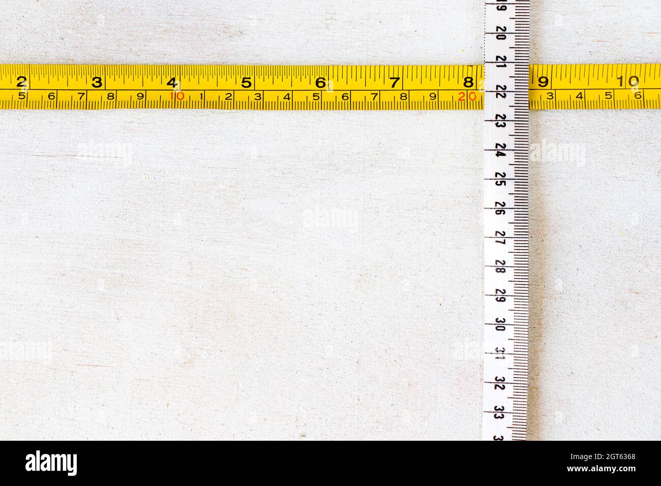 Regla metálica y cinta métrica, centímetros y milímetros en la regla  amarilla Fotografía de stock - Alamy