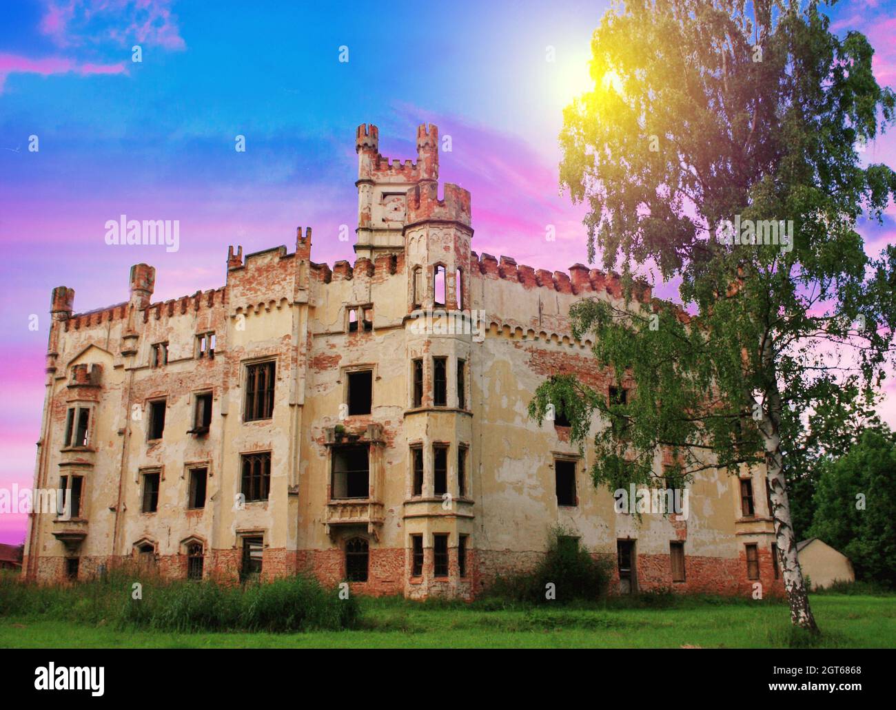 El castillo de Český Rudolec (arquitectura gótica) es un municipio y pueblo del distrito de Jindřichův Hradec, en la región bohemia del sur del CZE Foto de stock
