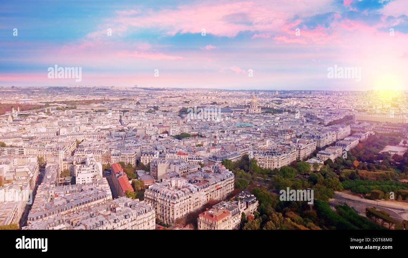 Vista de París desde la cima de la torre eiffel, Parque Champ de Mars en París, Francia Foto de stock