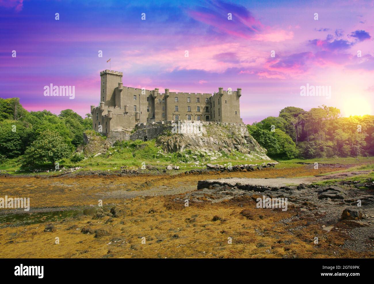 Dunvegan Castle Highlands de Escocia. Dunvegan Castle está situado a 1 milla al norte de Dunvegan en la isla de Skye. Foto de stock