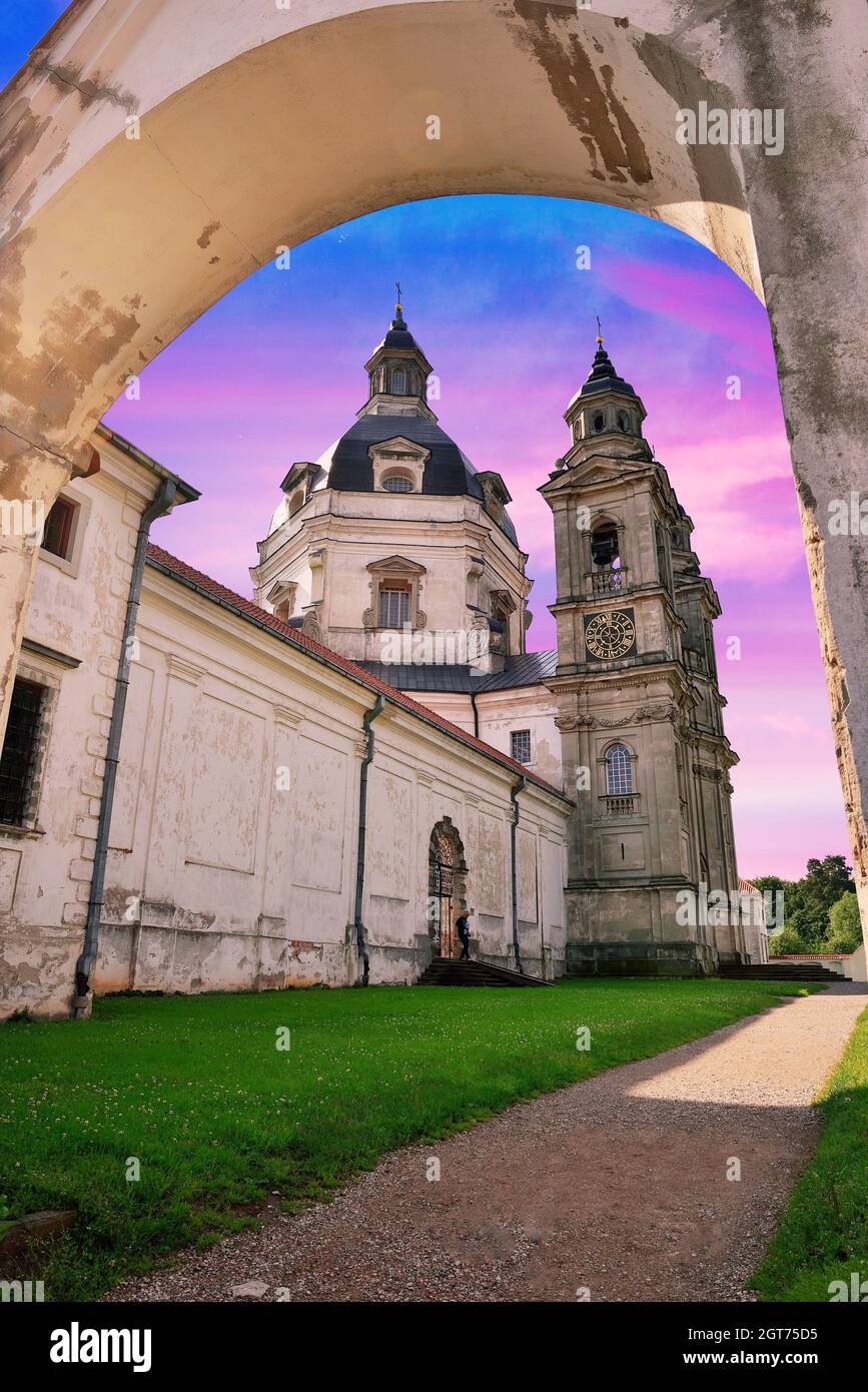 Pažaislis Monasterio e iglesia al atardecer, Monasterio en Kaunas, Lituania. El Monasterio de Pažaislis y la Iglesia de la Visitación forman el monasterio más grande Foto de stock