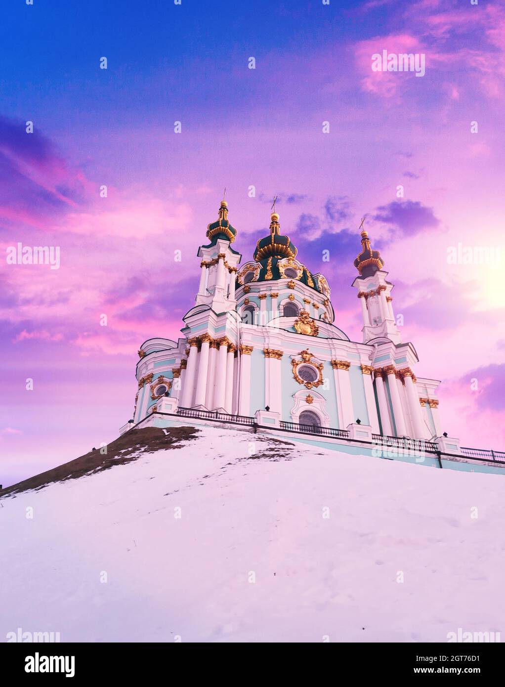 Iglesia de San Andrés en el nevado al atardecer, Iglesia en Kiev, Ucrania Foto de stock