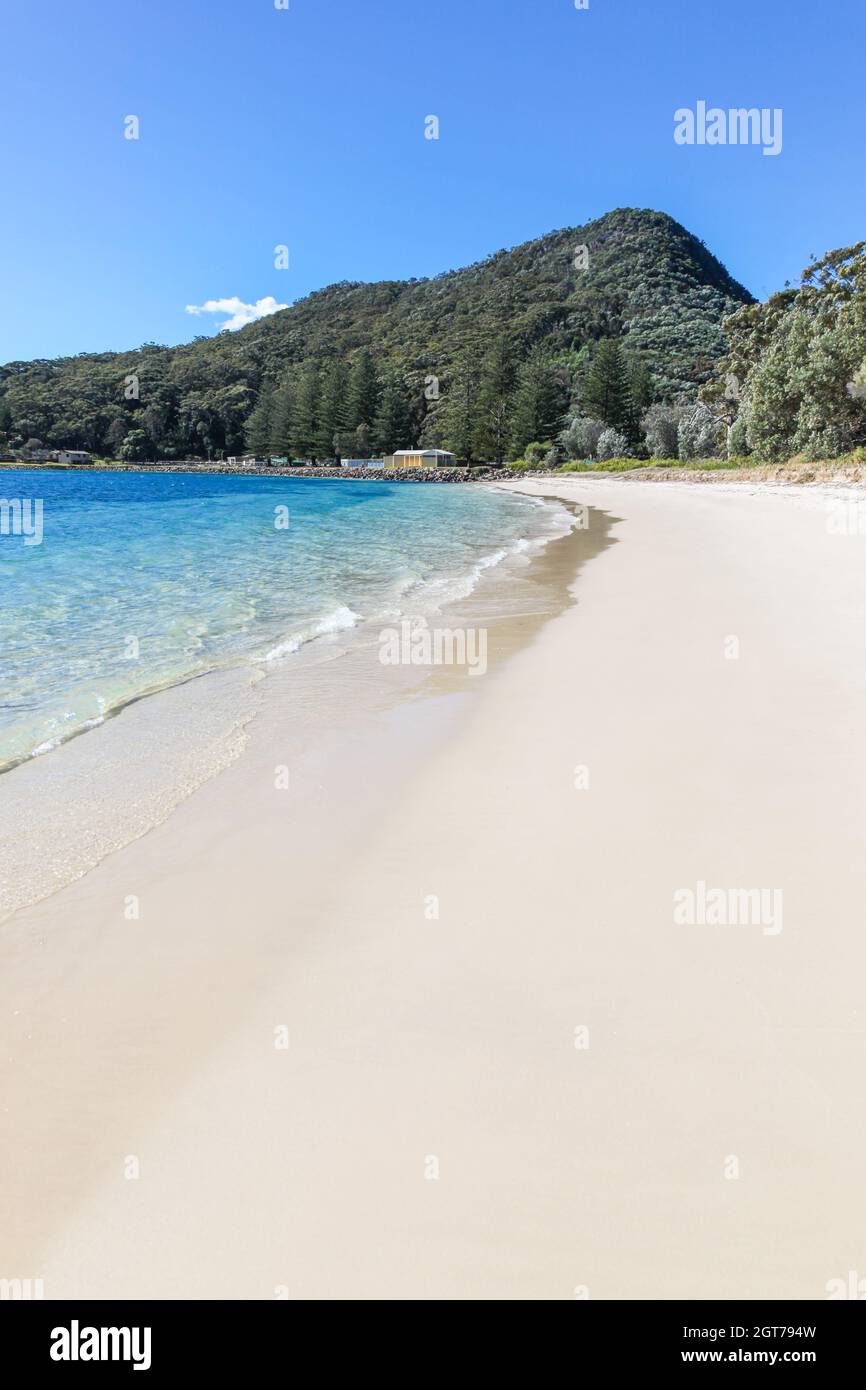 La hermosa bahía de shoal en la costa de Nueva Gales del Sur, cerca de la bahía de Nelson, es una popular playa protegida a los pies del monte Tomaree Foto de stock