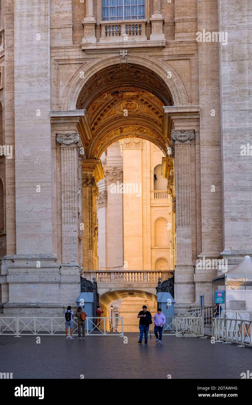 Los turistas caminan delante de Arco Delle Campane Basílica de San