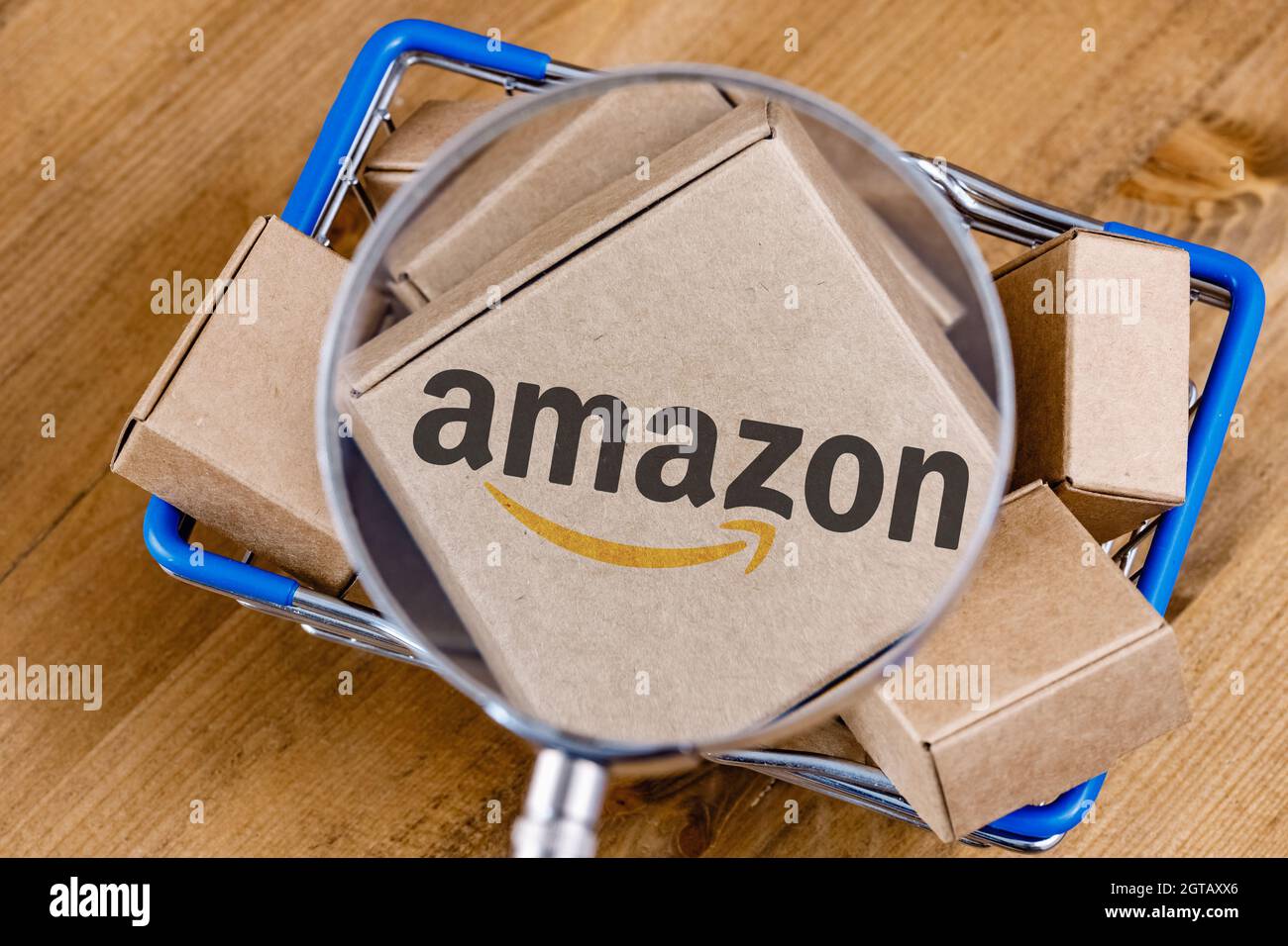 Foto modificada del logotipo de Amazon en una caja bajo la lupa en el  carrito de la compra Fotografía de stock - Alamy